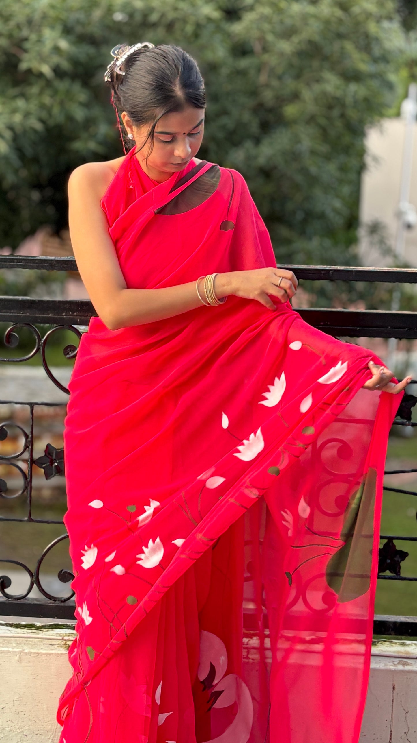 Hand-Painted Elegant swan Saree